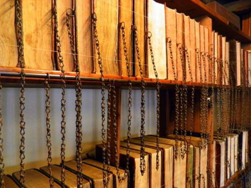 Wimborne Minster: the chained library - CCBY SA Chris Downer
